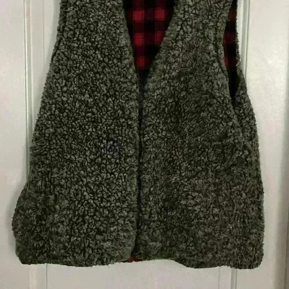 Maurices Vest Woman's Med reversible full zip Sherpa plaid - Picture 3 of 3